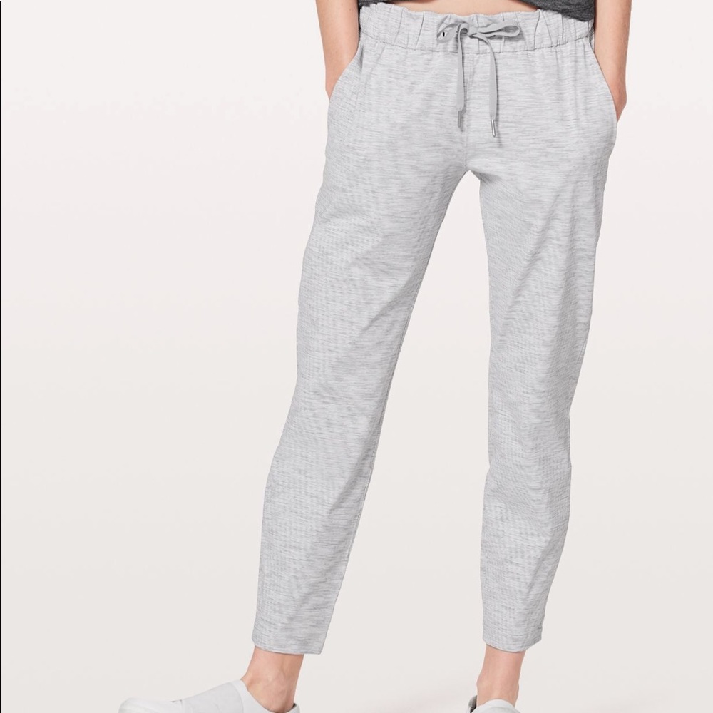 Lululemon On the Fly Pant in Ice Grey sz 10
